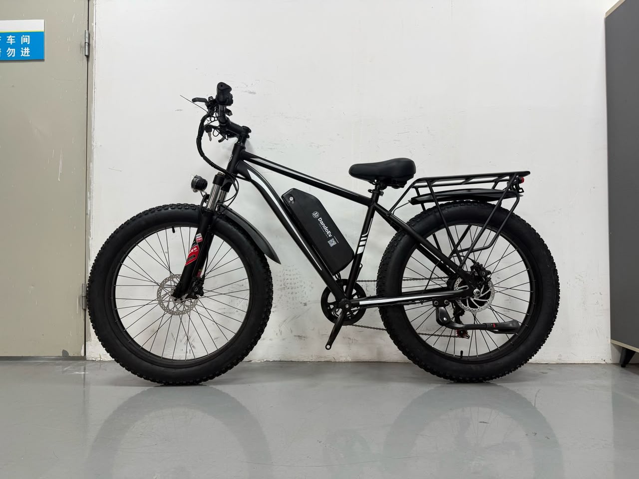 DandoEv X5 black electric bicycle with 26 × 4 inch tyres, front suspension and rear cargo rack